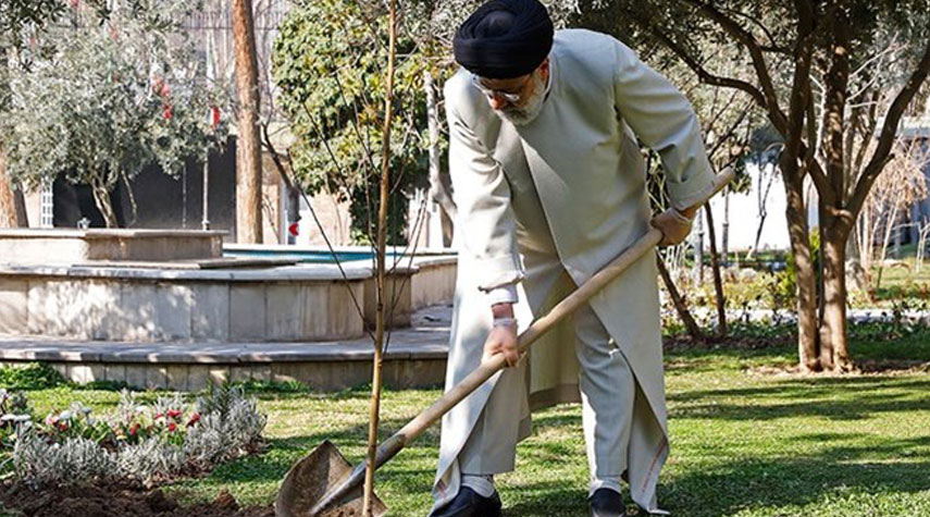 الرئيس الايراني يغرس شتلة بمناسبة يوم التشجير