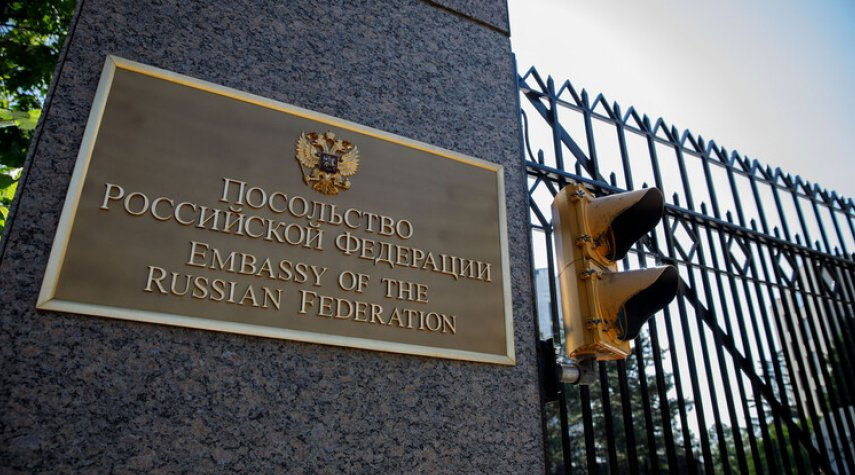 السفارة الروسية بواشنطن: الإدارة الأمريكية تسعى لكسب النقاط من خلال رهاب روسيا