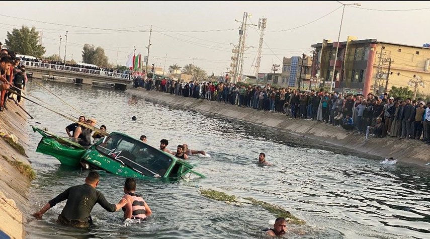 بالصور..سقوط "باص" لنقل الطلاب في نهر بكربلاء