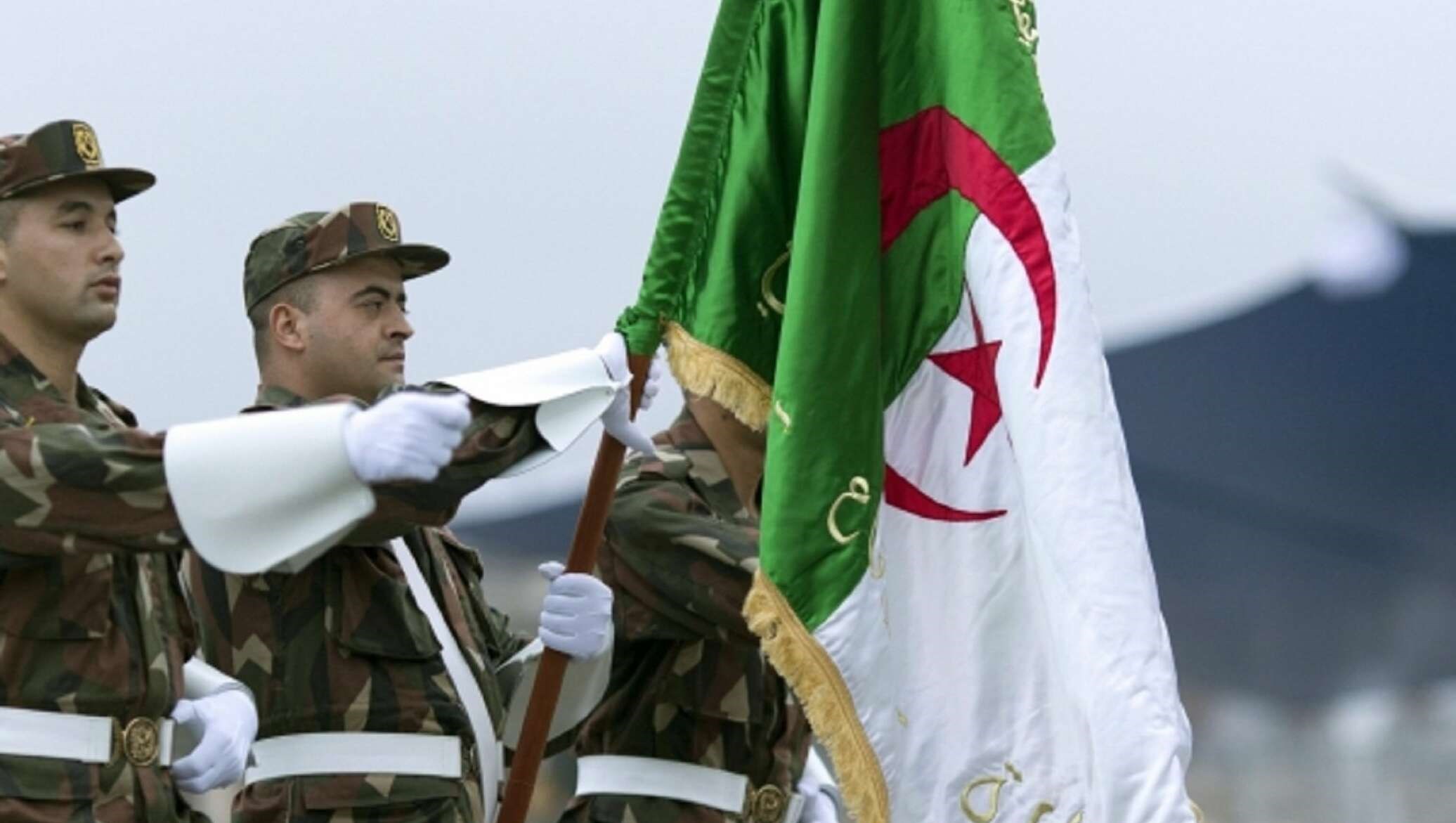 القوات الجزائرية تشتبك مع مجموعة ارهابية ومقتل 3 جنود