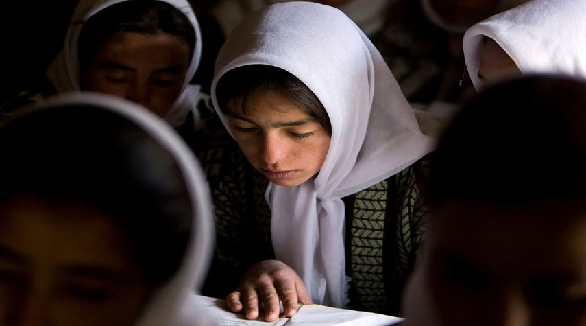 "طالبان" تغلق مدارس الفتيات الثانوية بعد ساعات من إعادة فتحها