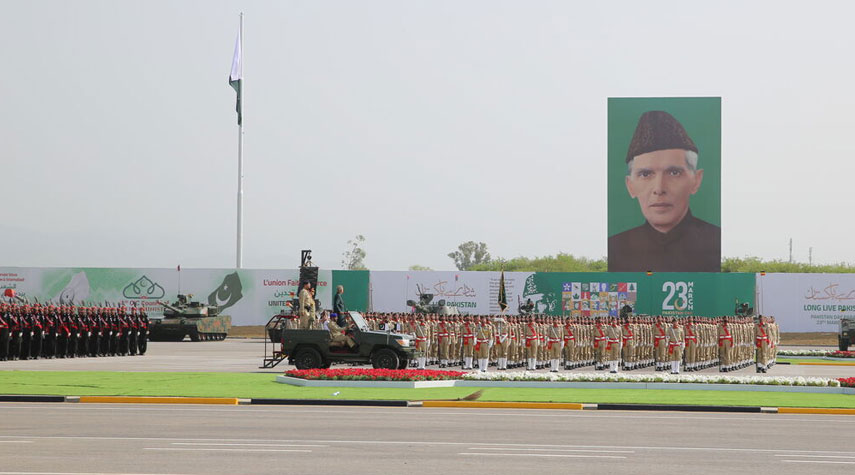 خطيب زادة يحضر الإستعراض العسكري في إسلام آباد