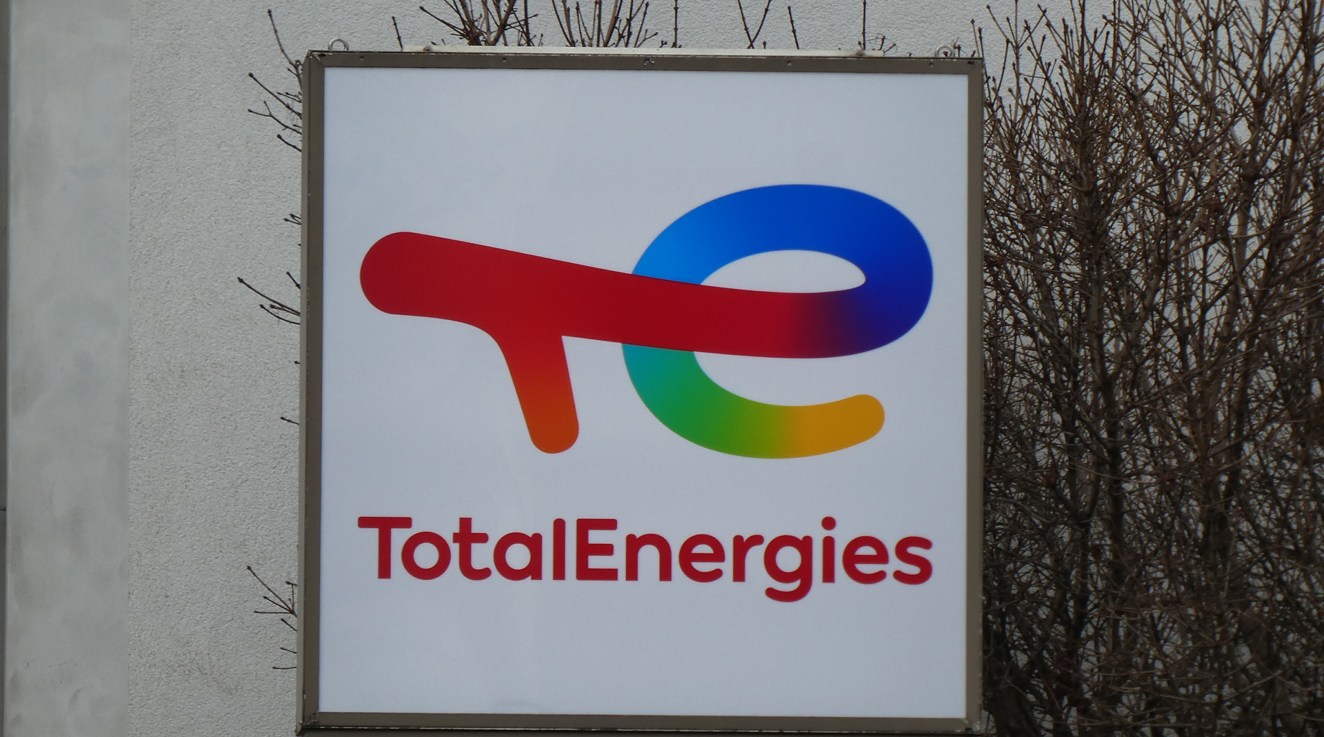 "توتال" الفرنسية توقف شراء النفط من روسيا