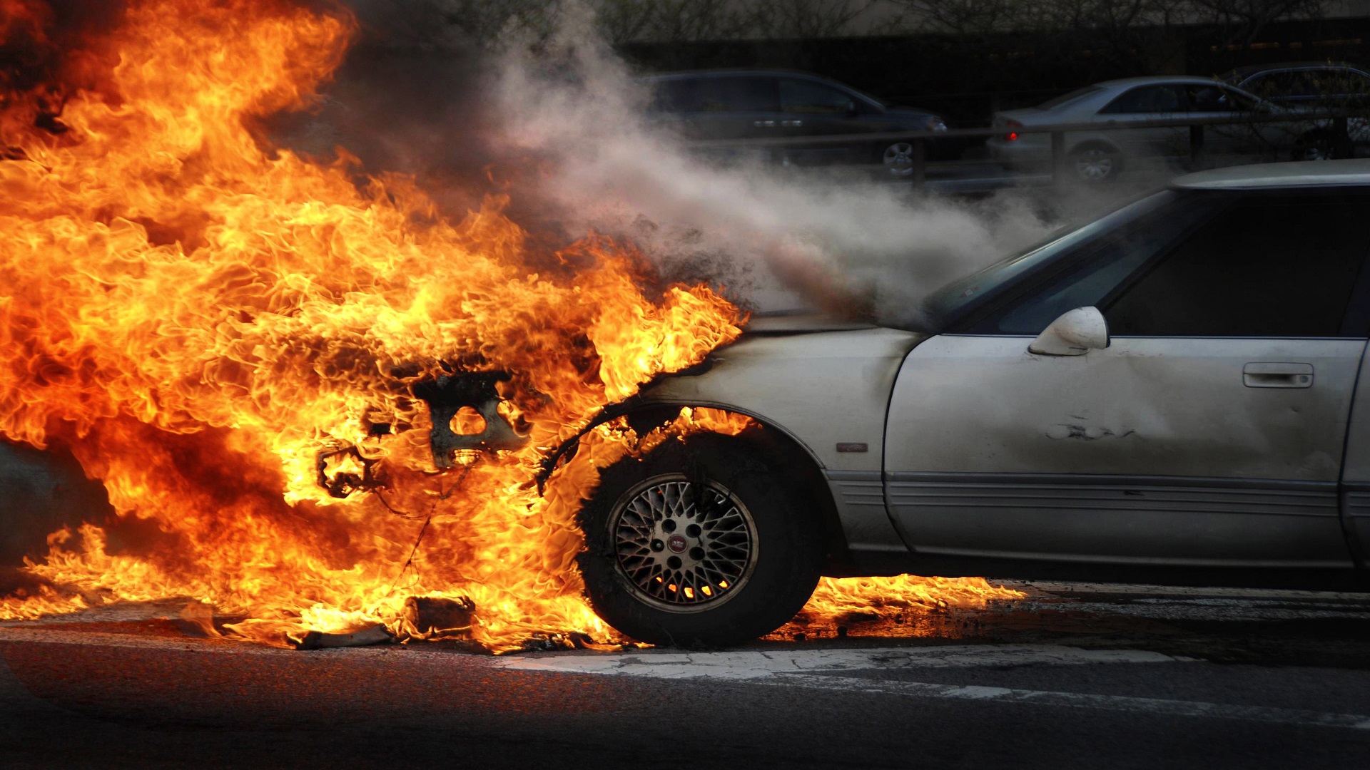 أسباب تؤدي إلى اندلاع الحرائق المفاجئة في السيارات