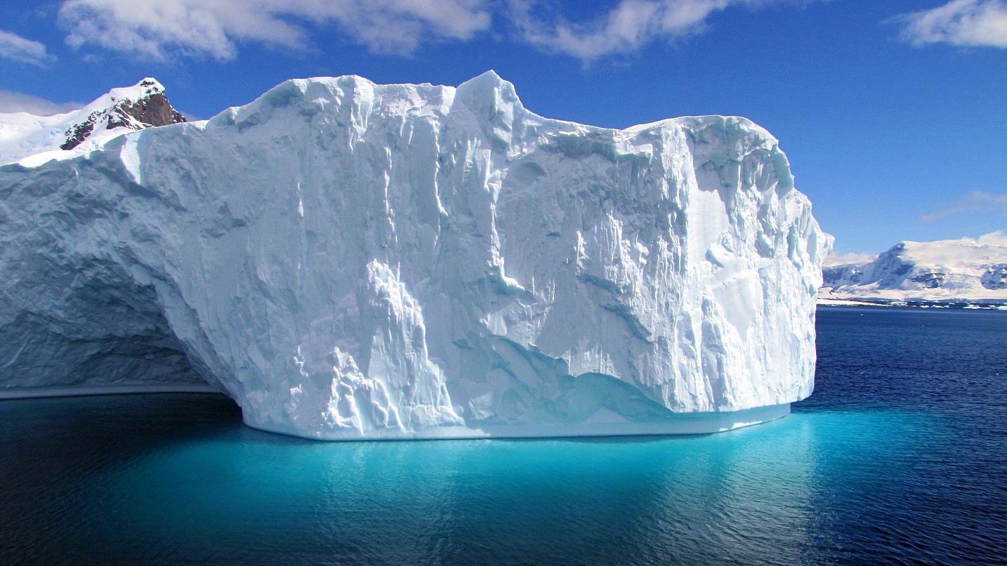 انفصال جبل جليدي ضخم عن القطب الجنوبي