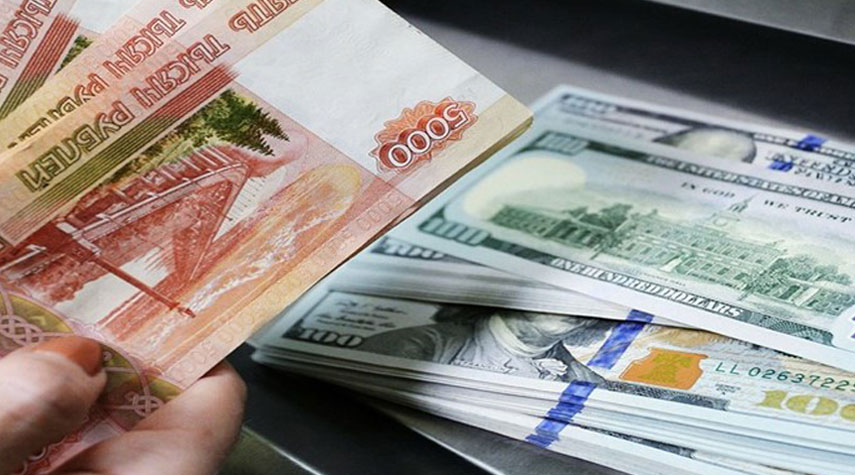العملة الروسية تواصل الارتفاع والدولار يهبط دون 83 روبلاً