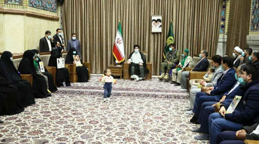 الرئيس الايراني يلتقي اسر شهداء محافظة خراسان الرضوية