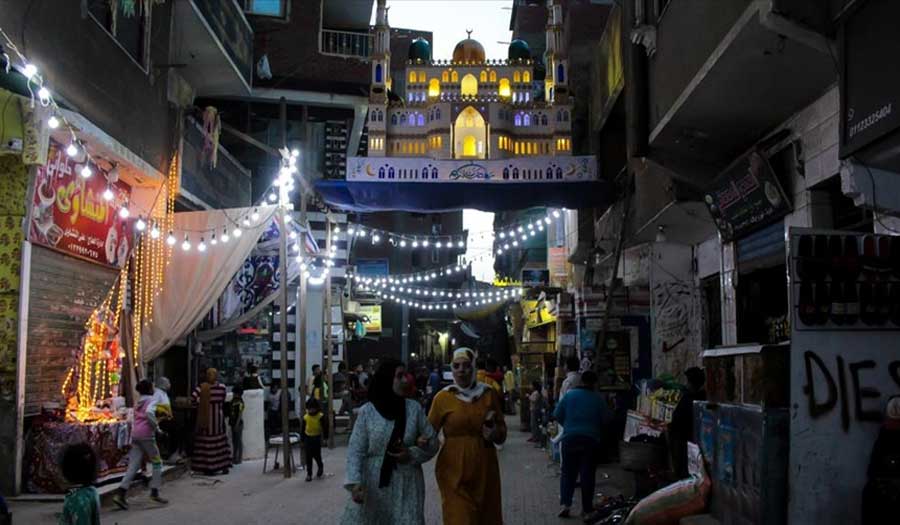 شوارع الجيزة تشهد تعليق أكبر مجسم لفانوس رمضاني 