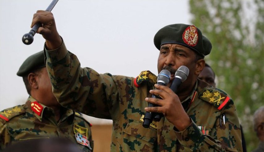 البرهان يؤكد على رفض تسليم السلطة ويحذر من الفوضى في السودان