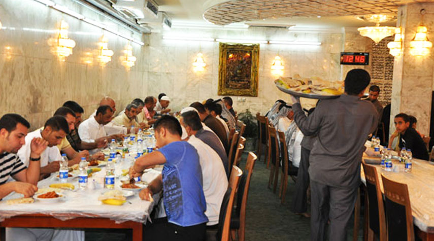  العتبة الحسينية.. مئات السلال الغذائية وألاف وجبات الإفطار يوميا للمتعففة والزائرين