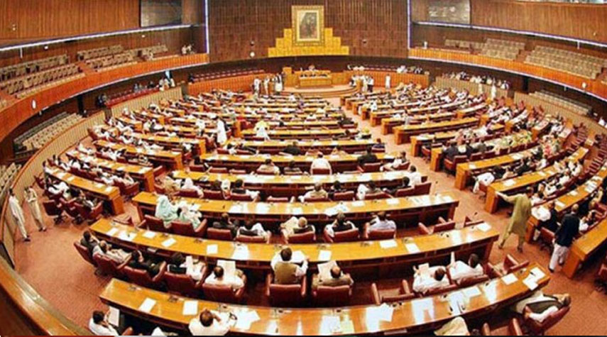 باكستان.. مواجهات حادة في البرلمان بشأن رئاسة عمران خان للحكومة