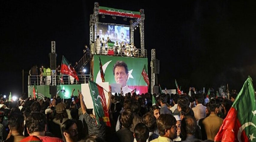 باكستان.. أنصار عمران خان يخرجون إلى الشوارع بعد إطاحة البرلمان بحكومته