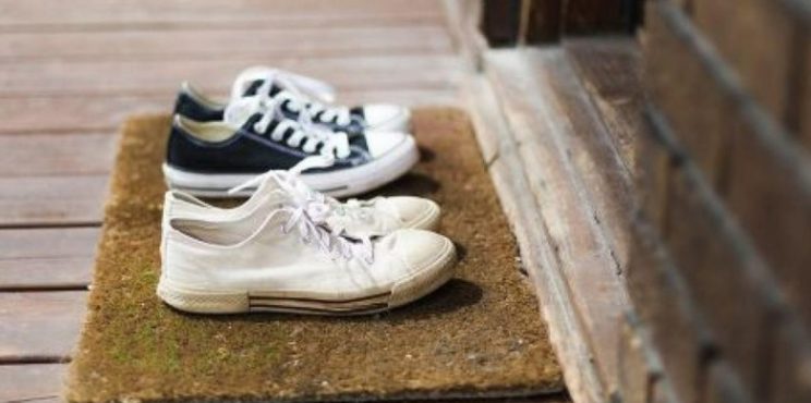 الخبراء يوضحون.. هل ينبغي خلع الحذاء قبل دخول المنزل؟