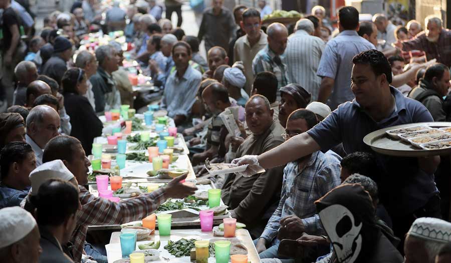 شوارع القاهرة تشهد عودة موائد الإفطار الجماعي بعد تعليقها عامين 