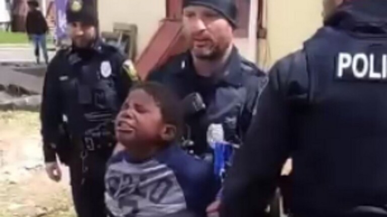 الشرطة الامريكية توقف صبيا أسود لسرقته كيس رقائق بطاطس في نيويورك 