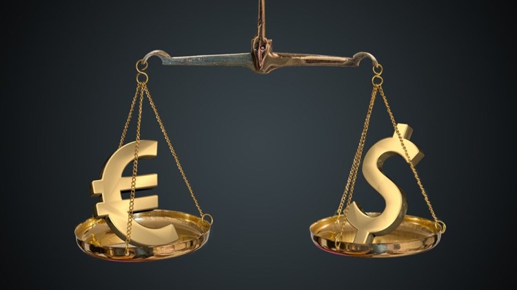 اليورو ينخفض أمام الدولار إثر تصريحات للبنك المركزي الأوروبي