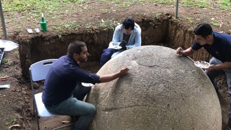 اكتشاف كرة حجرية عملاقة غامضة في كوستاريكا