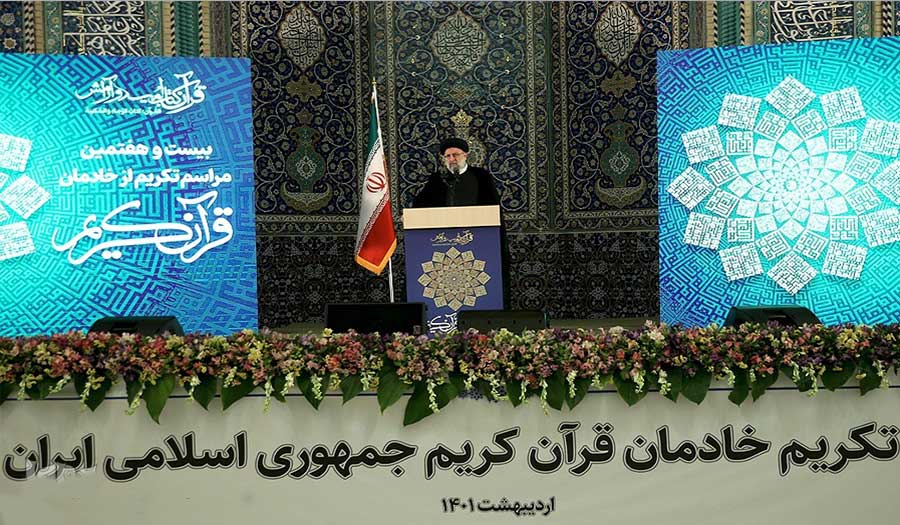 الرئيس الإيراني يكرم خدّام القرآن في إيران + صور