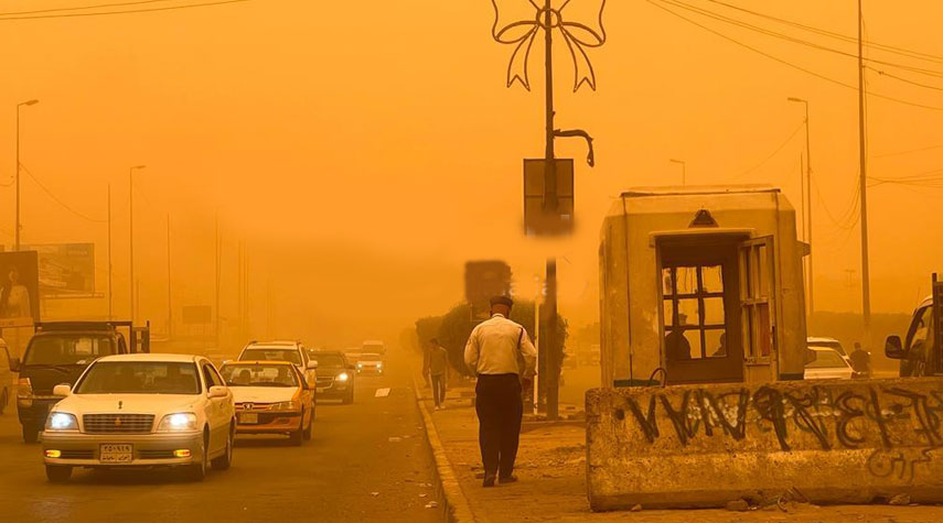 العراق... بغداد تشهد عاصفة ترابية قوية تجعل الرؤية منعدمة