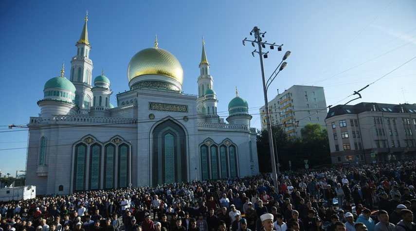 بوتين يهنئ المسلمين بعيد الفطر والآلاف يؤدون الصلاة في جامع موسكو