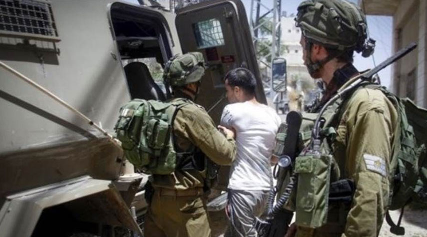 الاحتلال يعتقل 10 فلسطينيين في الضفة