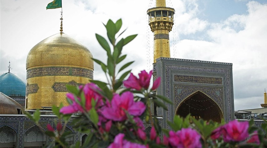 بالصور من ايران.. اقامة صلاة عيد الفطر في العتبة الرضوية المقدسة