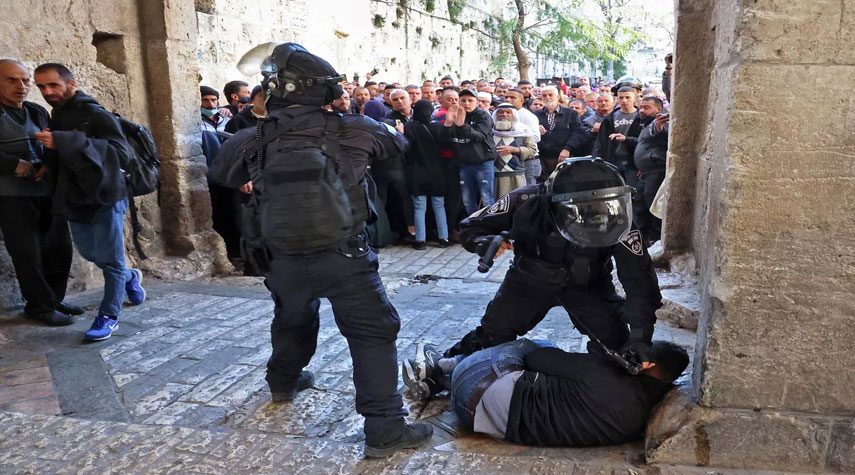 القوات الإسرائيلية تمنع رفع الأذان في الحرم الإبراهيمي