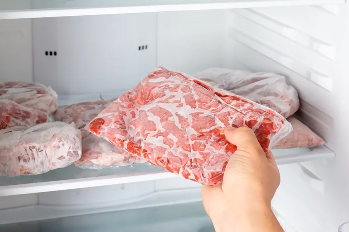 إياكم وتذويب اللحوم خارج الثلاجة!