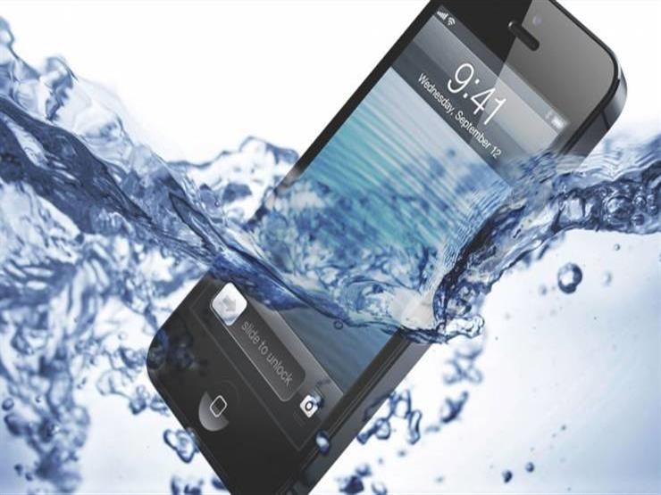 تعرف على كيفية إخراج الماء من هاتفك الذكي