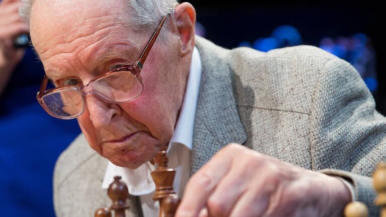 وفاة أكبر أستاذ بالشطرنج في العالم