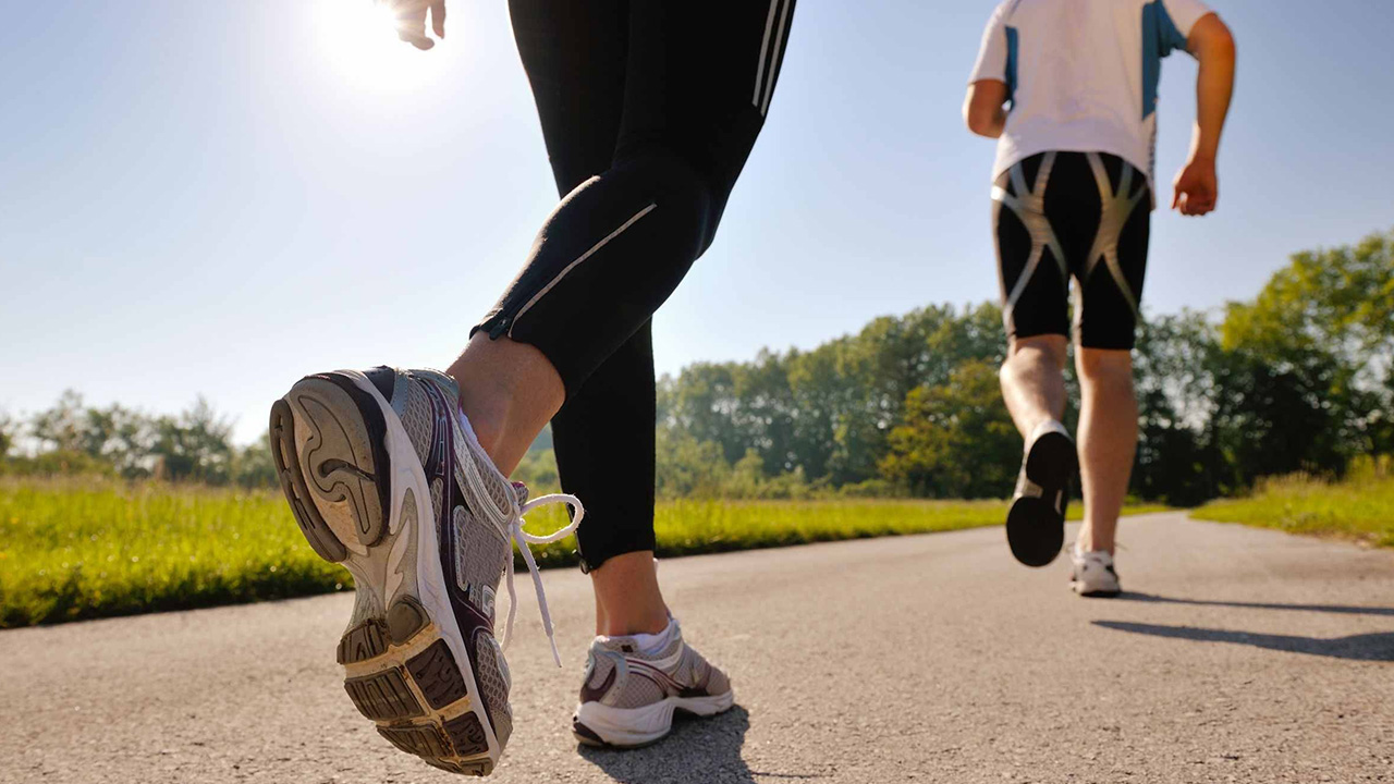 دراسة تكشف فوائد المشي السريع على صحة الجسم