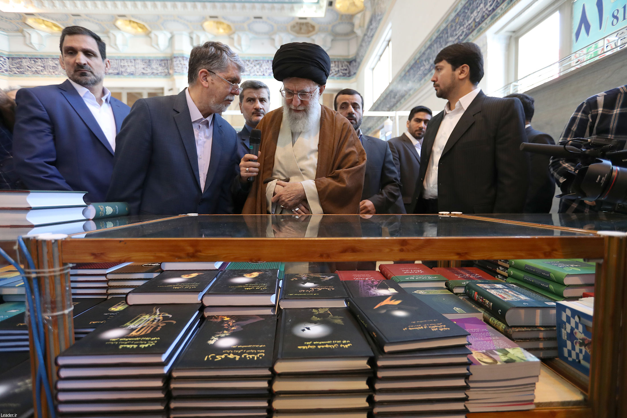 عرض 120 كتابا لقائد الثورة في معرض كتاب طهران الدولي