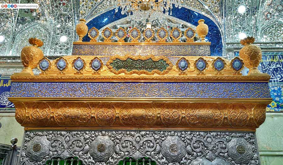 لوحات تعريفية مطلية بالذهب والمينا تزين شباك شهداء الطف في مرقد الإمام الحسين+صور
