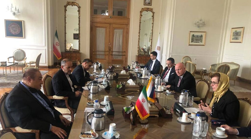 مساعد وزير الخارجية الإيراني يجتمع مع نظيرته السلوفاكية