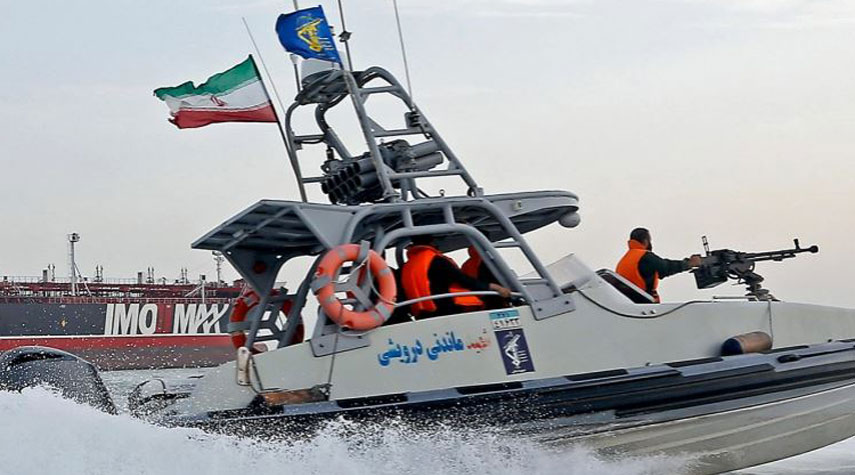 حرس الحدود الايراني يوقف سفينة تحمل وقودا مهربا