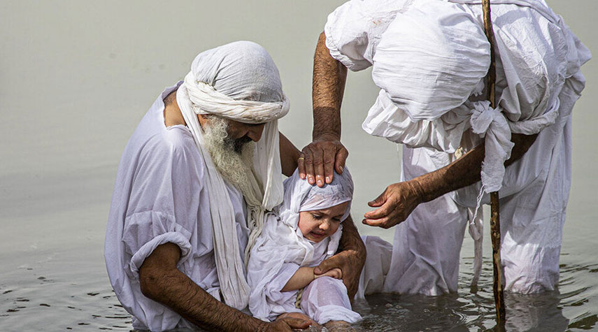 صور .. مراسم غسل التعميد للصابئة المندائيين في مدينة اهواز