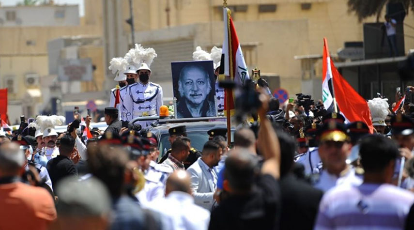 العراقيون يودعون مظفر النواب.. مشاركة واسعة في تشييع الشاعر الكبير ببغداد