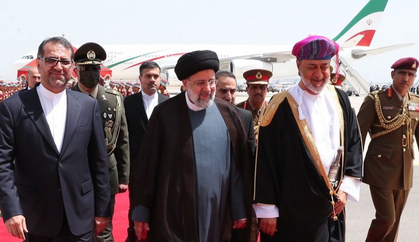 الرئيس الايراني يصل الى سلطنة عمان وسط استقبال مهيب