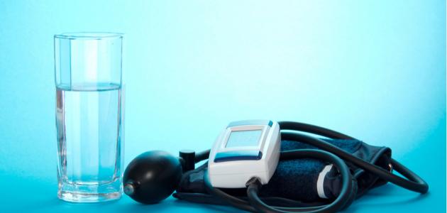 هل هناك علاقة بين شرب الكثير من الماء وضغط الدم؟