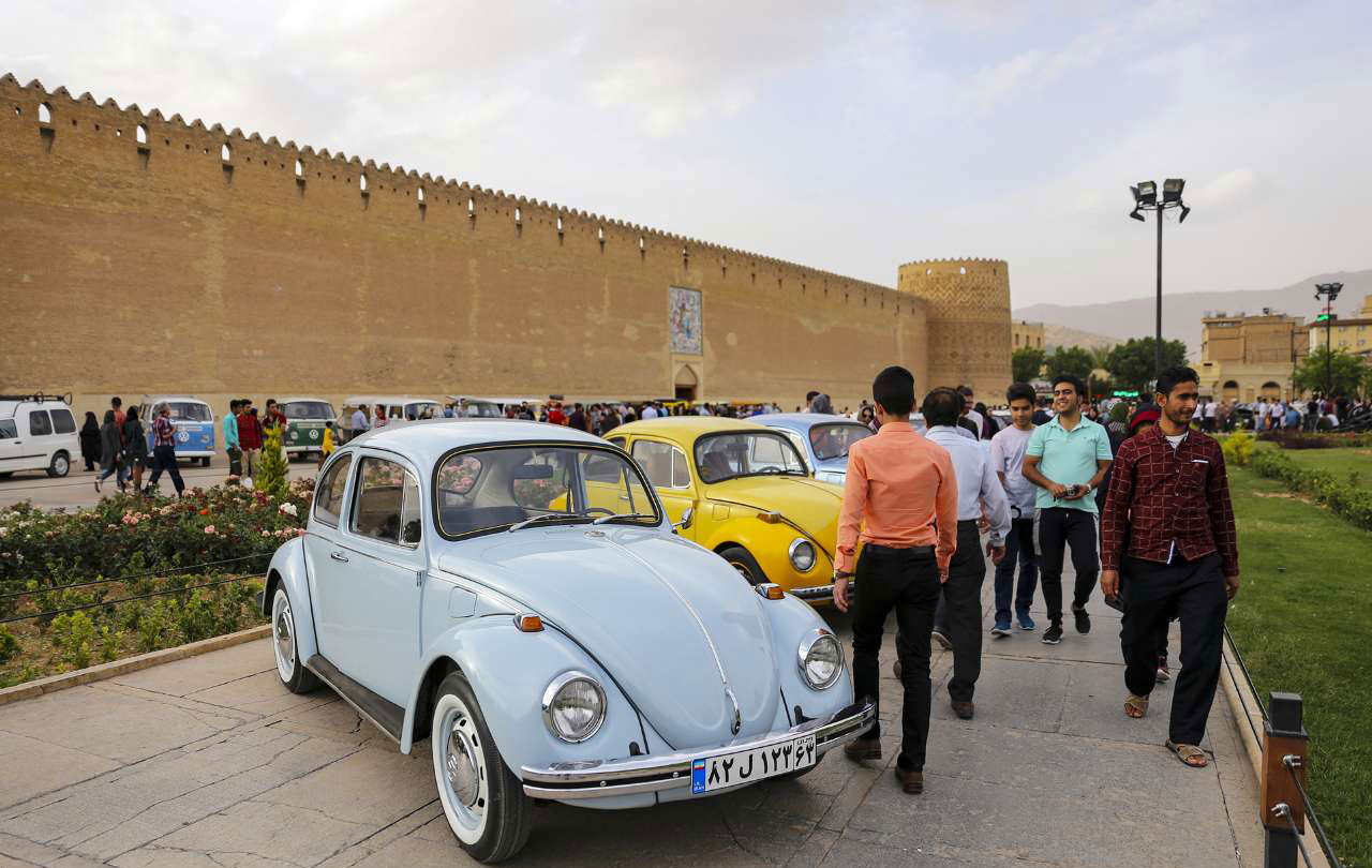 بالصور من إيران.. عرض سيارات "فولكس فاجن" في شيراز
