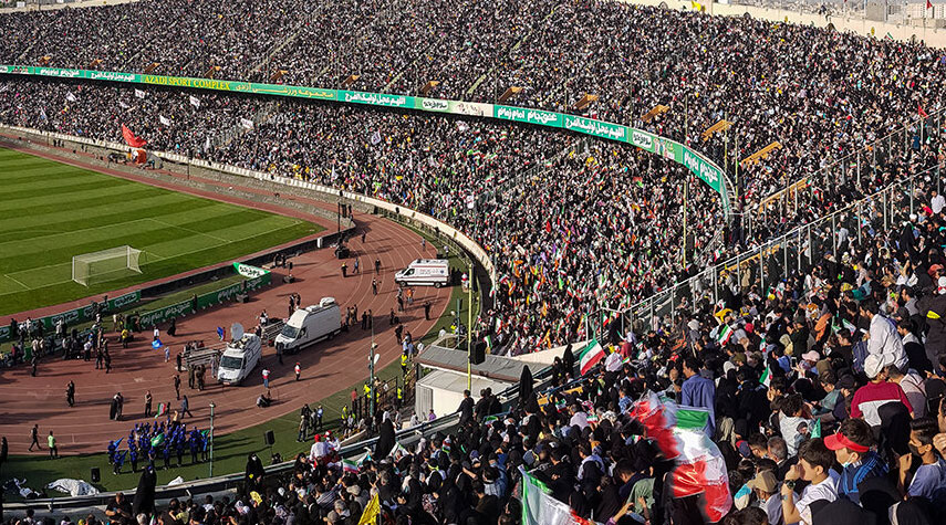 مئة ألف إيراني يجتمعون في ملعب آزادي لأداء نشيد "سلاماً أيها القائد"