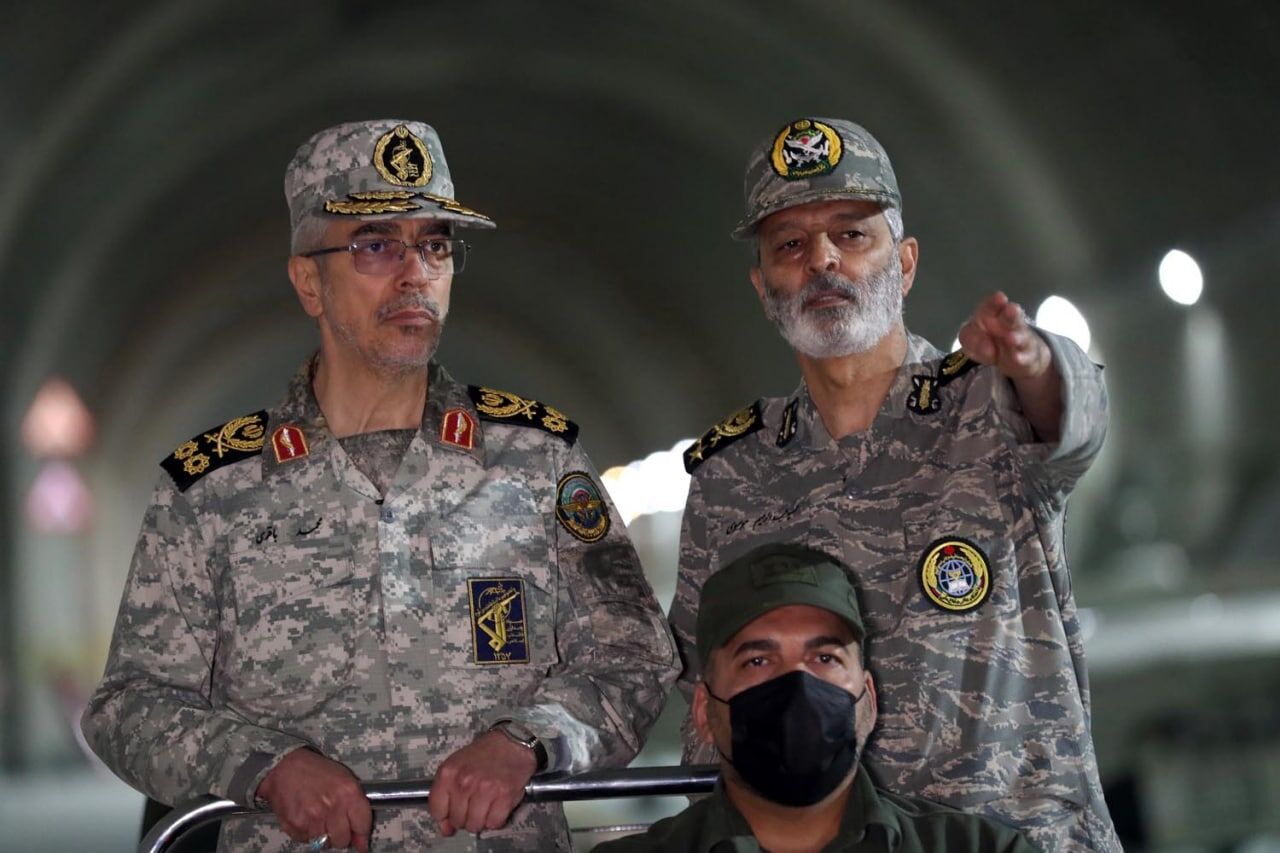 بالصور .. رئيس الأركان الايراني يتفقد قاعدة سرية للجيش