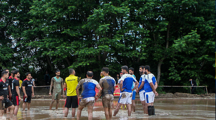 بالصور من ايران.. مسابقات كرة القدم الطينية في شمال ايران