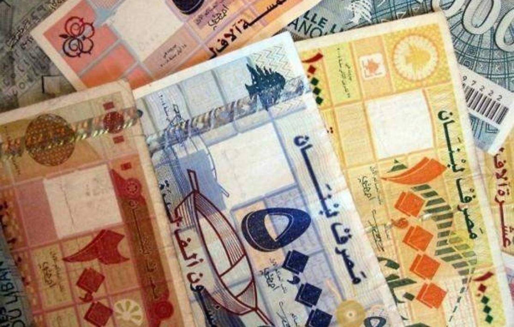 الليرة اللبنانية تصعد بشكل هائل أمام الدولار