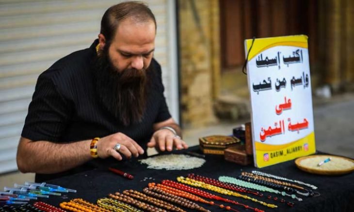 عراقي يبدع في الرسم على حبات الأرز (صور)