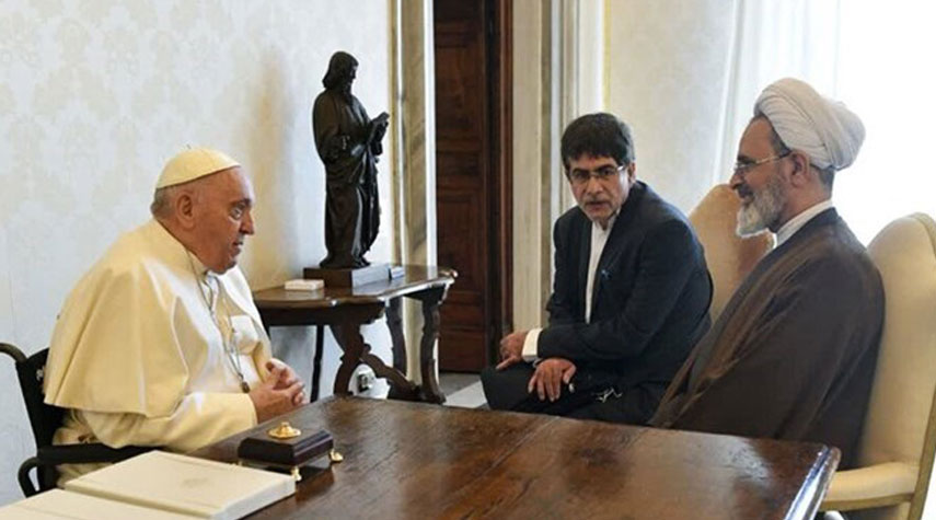 مدير الحوزات العلمية في ايران يلتقي بابا الفاتيكان