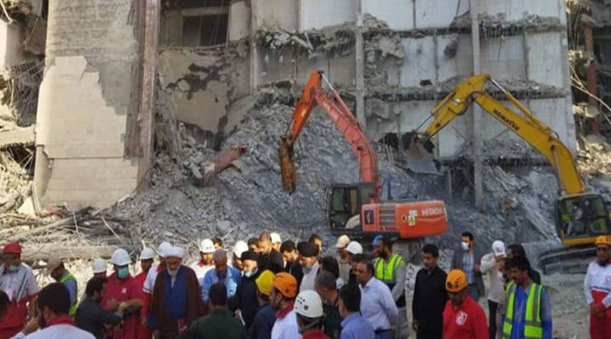 الرئيس الايراني يزور مكان انهيار مبنى متروبل في آبادان
