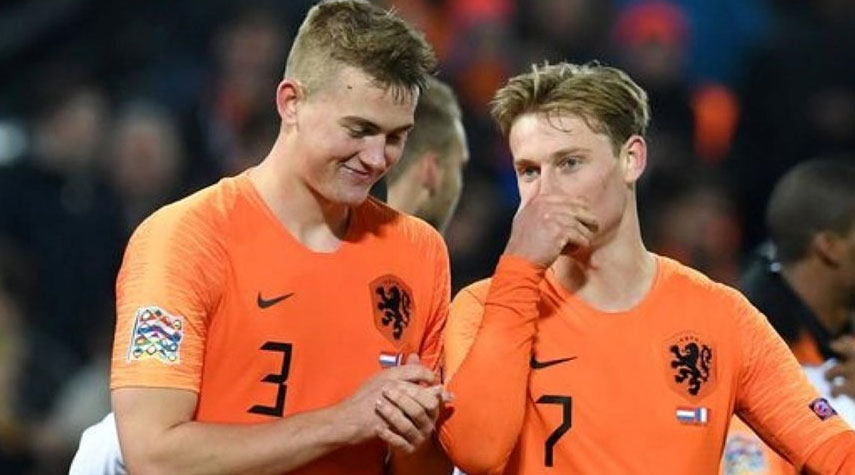 دي يونج: ألعب مع هولندا أفضل من برشلونة