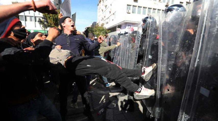 صدامات في تونس العاصمة بين الشرطة ومحتجين على الاستفتاء الدستوري