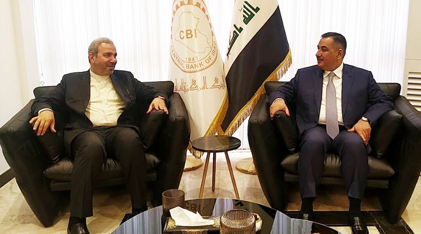 السفير الايراني يلتقي محافظ البنك المركزي العراقي في بغداد
